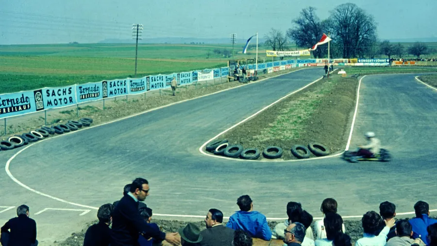 Kartrennen 1965 mit vielen Zuschauern entlang der Strecke.
