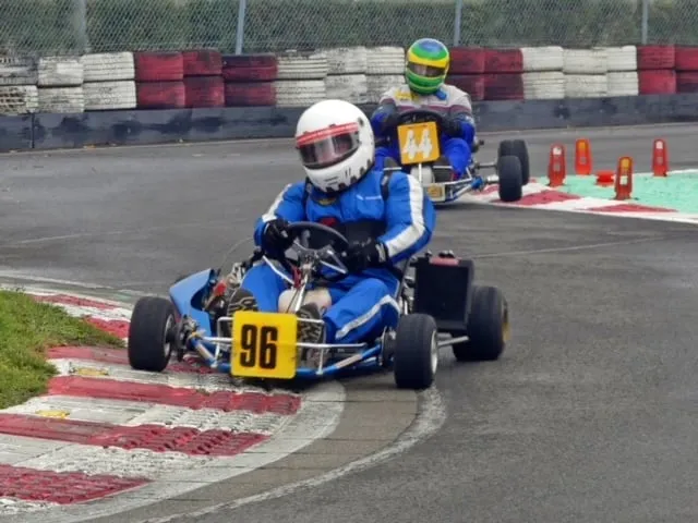 Rennkart mit Startnummer 96 in einer Kurve beim Kartrennen 2020.