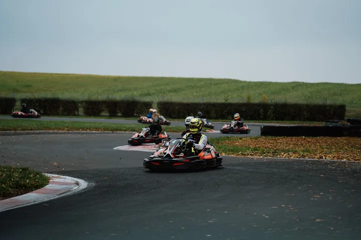 Mehrere Leihkarts fahren hintereinander durch eine Kurve des Steigerwald-Motodroms.
