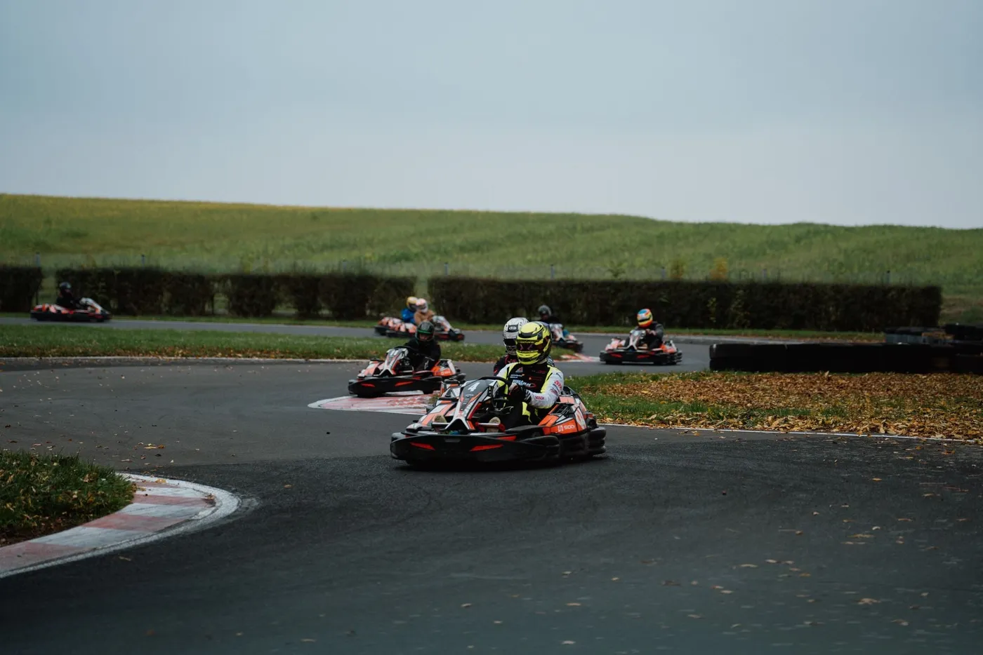 Mehrere Leihkarts fahren hintereinander durch eine Kurve des Steigerwald-Motodroms.