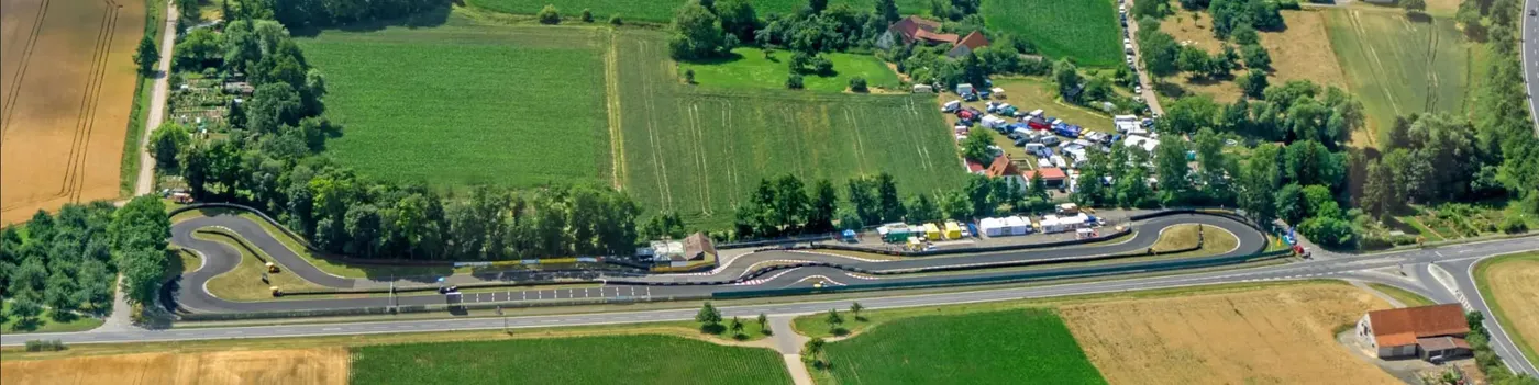 Breites Luftbild des Steigerwald-Motodroms in der Landschaft bei Gerolzhofen.